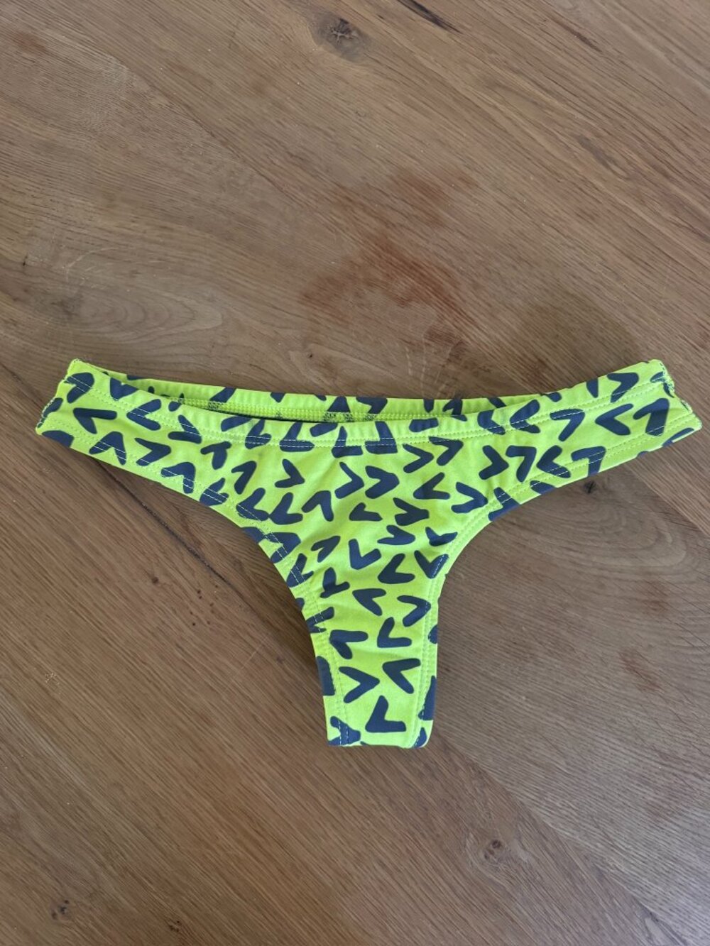 Jolyn Duke Bikini Bottom — Neon Yellow Arrow Print | S